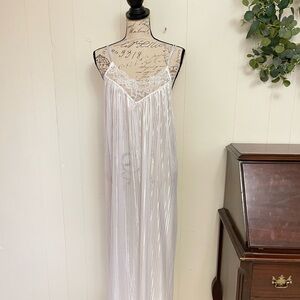 Chic White Lace Chemise